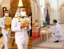 พระราชินี พระราชทานหน้ากากผ้าฝีพระหัตถ์ แก่นายกฯ