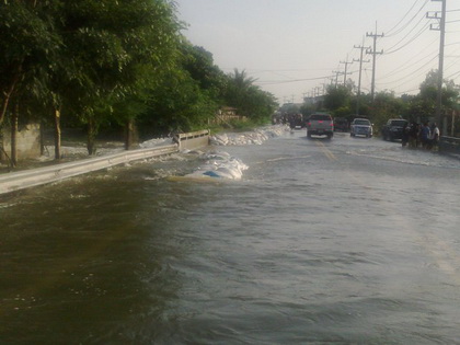 สุพรรณอ่วมน้ำทะลักถนนขาเข้าเมือง
