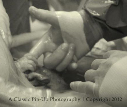 เผยภาพประทับใจ! ทารกน้อยในครรภ์ยกมือกุมนิ้วหมอ