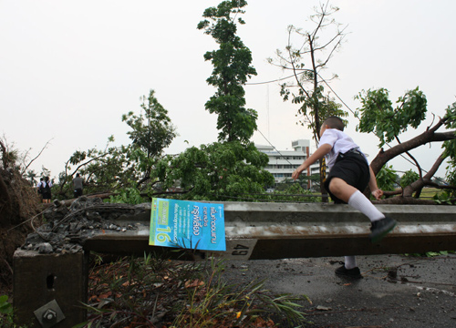 ฝนถล่มเสาไฟล้มซัดหลังคารร.สตรีวิทย์3พัง