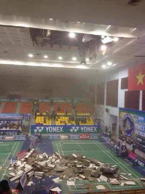  ระทึก!หลังคาสนามแข่งแบดมินตันเวียดนามพังถล่ม ขนไก่ไทยปลอดภัย (ดูคลิป)