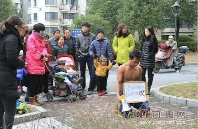 อึ้ง! หนุ่มจีนถอดเสื้อคุกเข่าหน้าบ้าน ขอโทษเมียที่แอบเม้มเงินเดือน