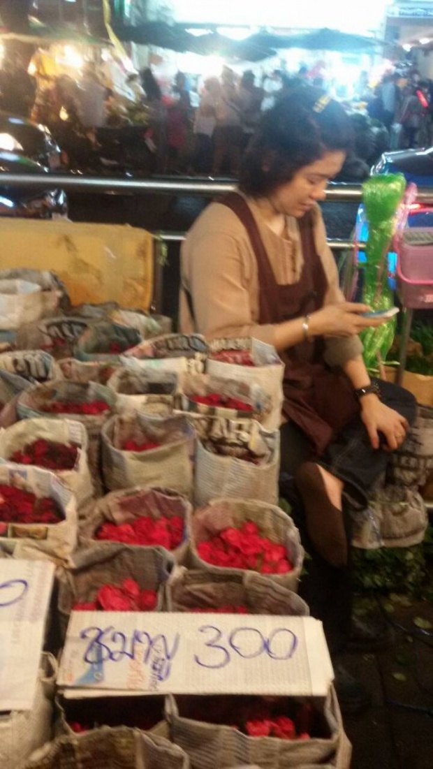 ปากคลองตลาดคึกคักคนแห่ซื้อกุหลาบวาเลนไทน์
