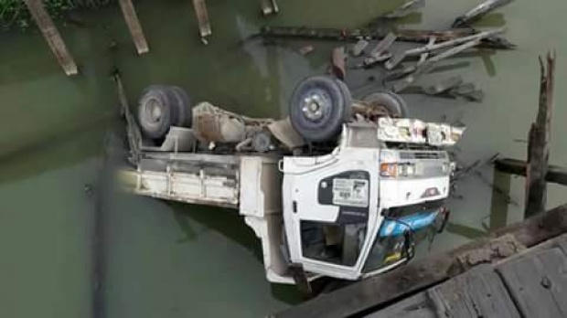 รถ 6 ล้อฝืนข้ามสะพานไม้เก่า...สุดท้ายสะพานหักกลางรถตกคลองเจ็บ