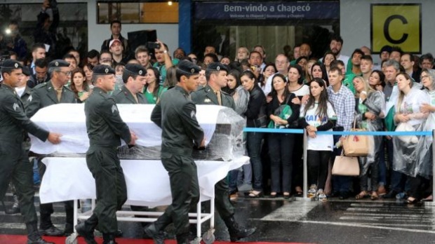 แฟนบอลร่วมไว้อาลัยแข้งบราซิลที่เสียชีวิตจากเหตุเครื่องบินตก