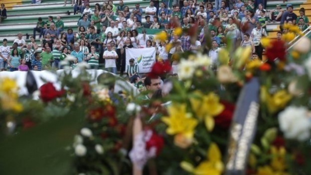 แฟนบอลร่วมไว้อาลัยแข้งบราซิลที่เสียชีวิตจากเหตุเครื่องบินตก