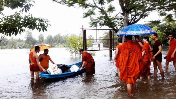 คุณพระช่วย!! คณะสงฆ์เมืองคอน ถกจีวรนั่งเรือลุยน้ำช่วยชาวบ้าน