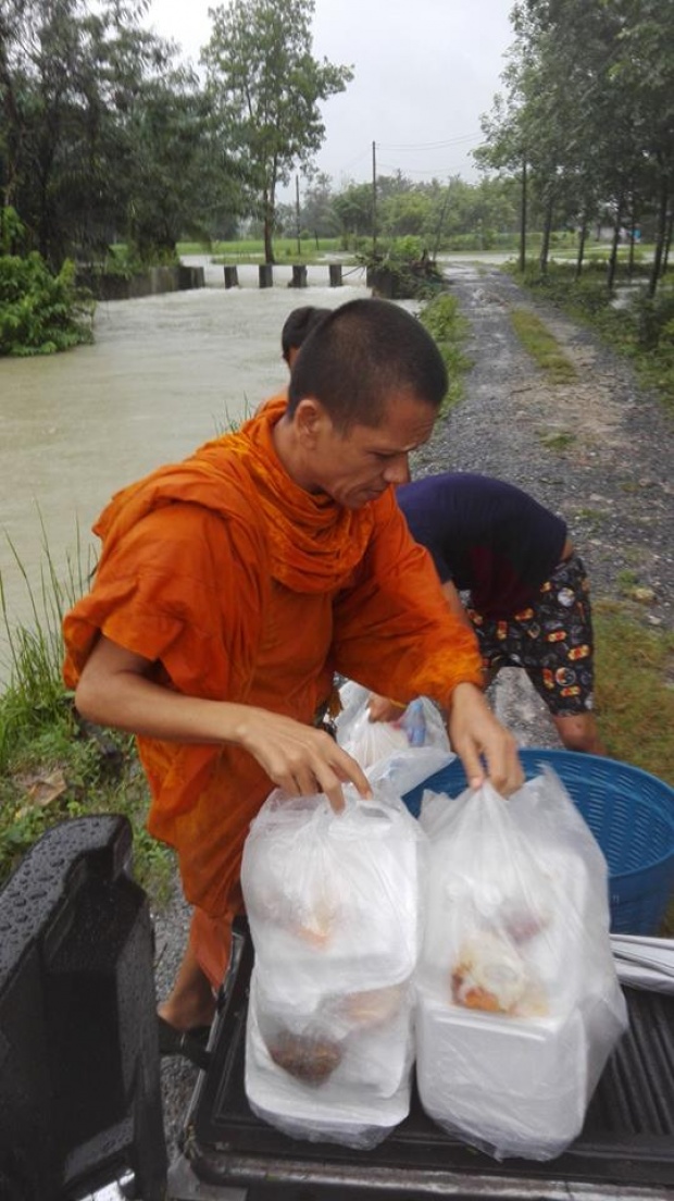 คุณพระช่วย!! คณะสงฆ์เมืองคอน ถกจีวรนั่งเรือลุยน้ำช่วยชาวบ้าน