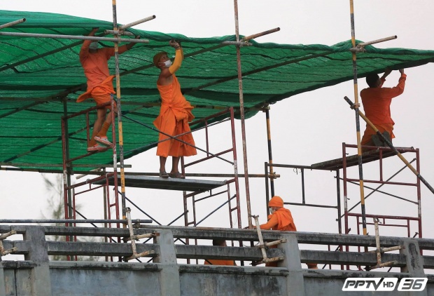 พระวัดธรรมกาย ขึ้นโครงเหล็กขึงสแลน เพื่อให้ลูกศิษย์รวมตัวป้องกันกำลังทหาร