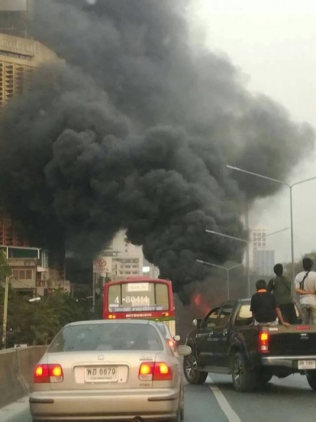 ด่วน!! ไฟไหม้รุนแรง!! บริเวณสะพานไทย-เบลเยี่ยม พระราม 4 สั่งปิดถนนแล้ว-จราจรติดหนัก