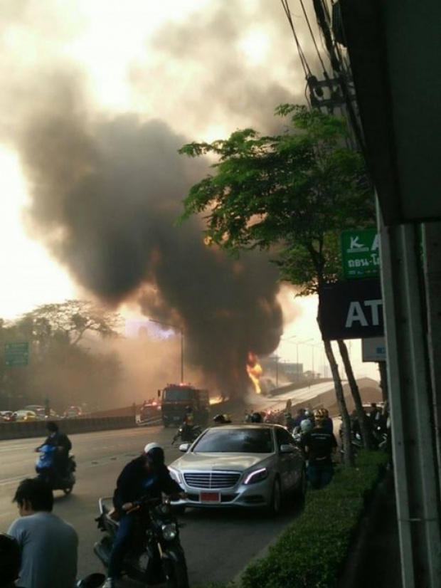 ด่วน!! ไฟไหม้รุนแรง!! บริเวณสะพานไทย-เบลเยี่ยม พระราม 4 สั่งปิดถนนแล้ว-จราจรติดหนัก