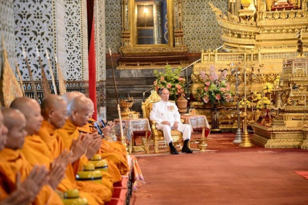 ย้อนอดีต!! คนไทยหัวใจเศร้ามองภาพ ร.๙ เสด็จพระราชดำเนินพระราชพิธีฉัตรมงคล ครั้งสุดท้าย