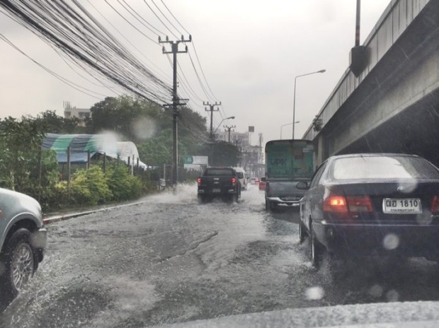 ฝนกระหน่ำทั่วกรุงเทพฯ น้ำเริ่มสูงท่วมหลายพื้นที่ “วิภาวดี-พหลโยธิน” อ่วม!! รถติดหนึบ!!