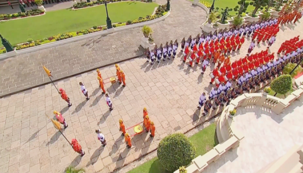 ในหลวงอัญเชิญพระโกศพระบรมอัฐิขึ้นประดิษฐานบนพระวิมาน