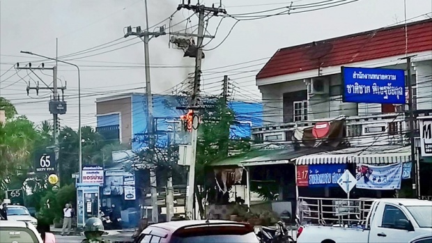 ระทึก! หม้อแปลงระเบิดสะเก็ดไฟติดร้านขายกล้วยทอดไหม้วอด ผัว เมียบาดเจ็บ!