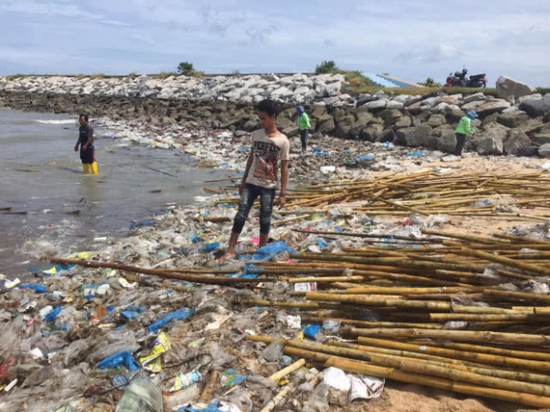 ชาวบ้านร้อง ขยะนับล้านเกยหาดบ้านอำเภอ เป็นภาพลักษณ์ที่ไม่น่ามองแก่นักท่องเที่ยว