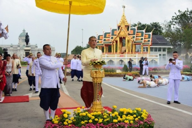 สมเด็จพระเจ้าอยู่หัว ฉลองพระองค์ชุดราชปะแตน เสด็จฯ เปิดงานอุ่นไอรัก