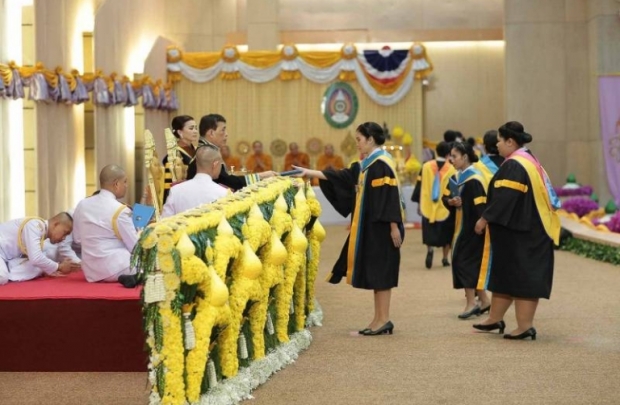 ในหลวง-ราชินีพระราชทานปริญญาบัตร มรภ.ชัยภูมิ-มรภ.อุดรธานี