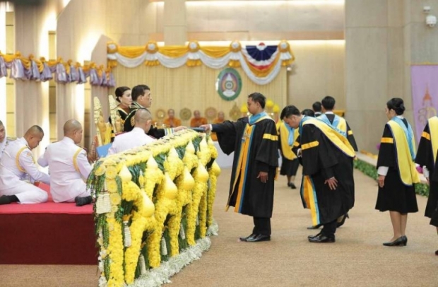 ในหลวง-ราชินีพระราชทานปริญญาบัตร มรภ.ชัยภูมิ-มรภ.อุดรธานี