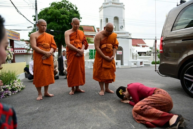 เจ้าคุณพระสินีนาฏ ถวายผ้าไตรวัดพิชยญาติการาม ทักทาย-ถ่ายรูป ปชช.อย่างใกล้ชิด