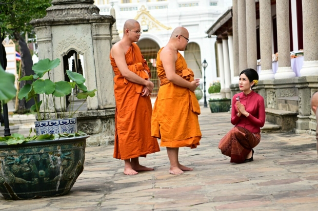 เจ้าคุณพระสินีนาฏ ถวายผ้าไตรวัดพิชยญาติการาม ทักทาย-ถ่ายรูป ปชช.อย่างใกล้ชิด