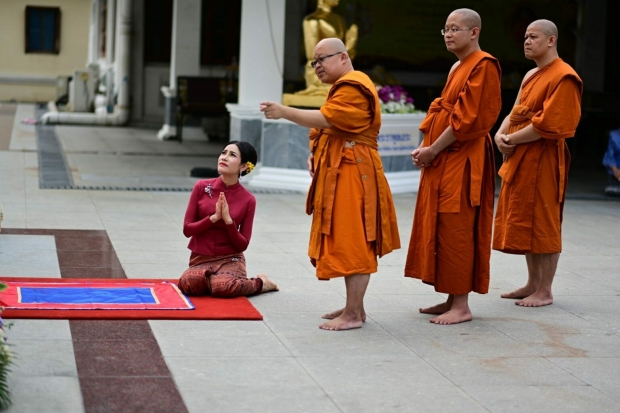 เจ้าคุณพระสินีนาฏ ถวายผ้าไตรวัดพิชยญาติการาม ทักทาย-ถ่ายรูป ปชช.อย่างใกล้ชิด