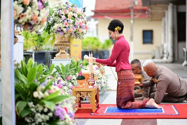 เจ้าคุณพระสินีนาฏ ถวายผ้าไตรวัดพิชยญาติการาม ทักทาย-ถ่ายรูป ปชช.อย่างใกล้ชิด