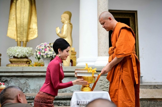 เจ้าคุณพระสินีนาฏ ถวายผ้าไตรวัดพิชยญาติการาม ทักทาย-ถ่ายรูป ปชช.อย่างใกล้ชิด