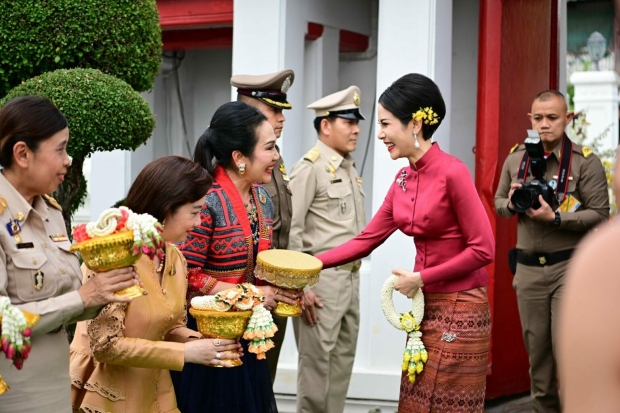 เจ้าคุณพระสินีนาฏ ถวายผ้าไตรวัดพิชยญาติการาม ทักทาย-ถ่ายรูป ปชช.อย่างใกล้ชิด