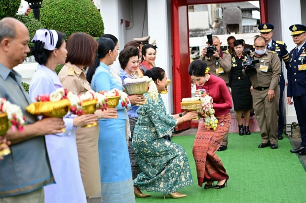 เจ้าคุณพระสินีนาฏ ถวายผ้าไตรวัดพิชยญาติการาม ทักทาย-ถ่ายรูป ปชช.อย่างใกล้ชิด