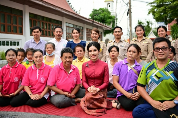 เจ้าคุณพระสินีนาฏ ถวายผ้าไตรวัดพิชยญาติการาม ทักทาย-ถ่ายรูป ปชช.อย่างใกล้ชิด