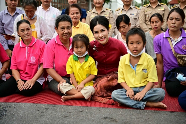 เจ้าคุณพระสินีนาฏ ถวายผ้าไตรวัดพิชยญาติการาม ทักทาย-ถ่ายรูป ปชช.อย่างใกล้ชิด