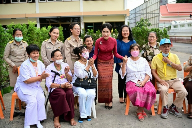 เจ้าคุณพระสินีนาฏ ถวายผ้าไตรวัดพิชยญาติการาม ทักทาย-ถ่ายรูป ปชช.อย่างใกล้ชิด