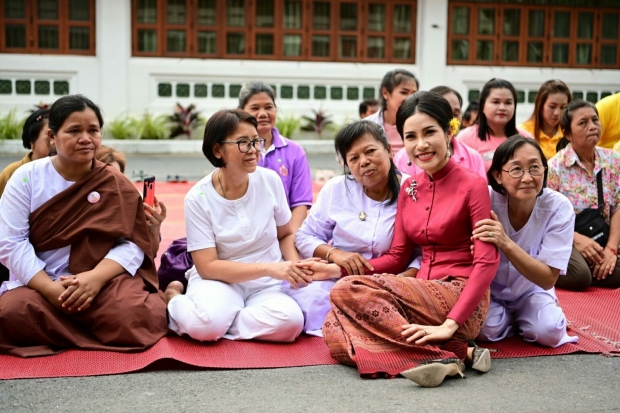 เจ้าคุณพระสินีนาฏ ถวายผ้าไตรวัดพิชยญาติการาม ทักทาย-ถ่ายรูป ปชช.อย่างใกล้ชิด