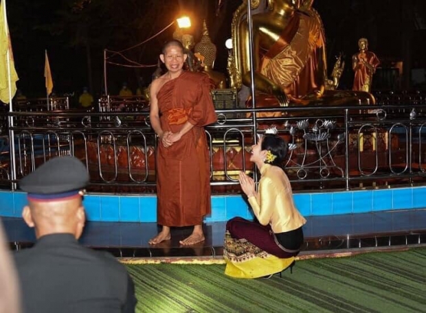 เจ้าคุณพระสินีนาฏ ถวายผ้าไตรวัดกระโจมทอง ทักทาย ปชช.อย่างใกล้ชิด