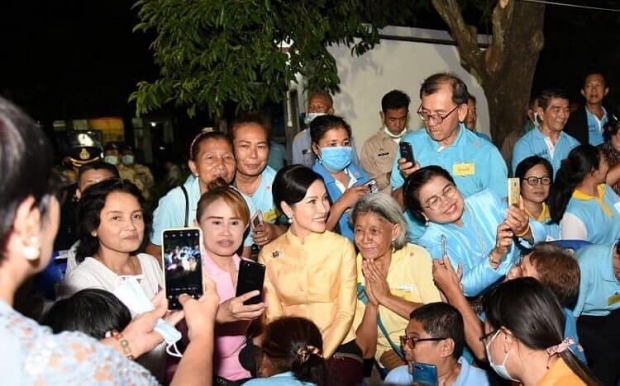 เจ้าคุณพระสินีนาฏ ถวายผ้าไตรวัดกระโจมทอง ทักทาย ปชช.อย่างใกล้ชิด