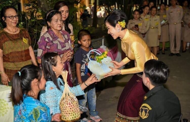 เจ้าคุณพระสินีนาฏ ถวายผ้าไตรวัดกระโจมทอง ทักทาย ปชช.อย่างใกล้ชิด