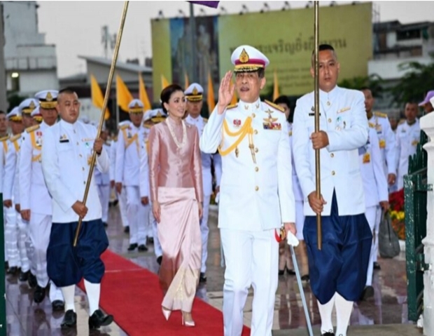 ในหลวง พระราชินี ทรงวางพุ่มดอกไม้ถวายราชสักการะ สมเด็จพระเจ้าตากสินมหาราช