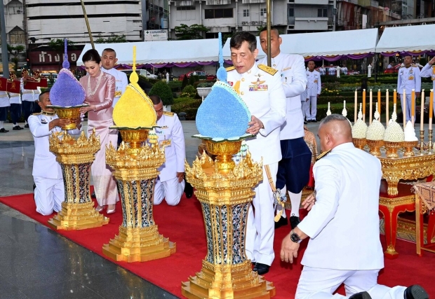 ในหลวง พระราชินี ทรงวางพุ่มดอกไม้ถวายราชสักการะ สมเด็จพระเจ้าตากสินมหาราช