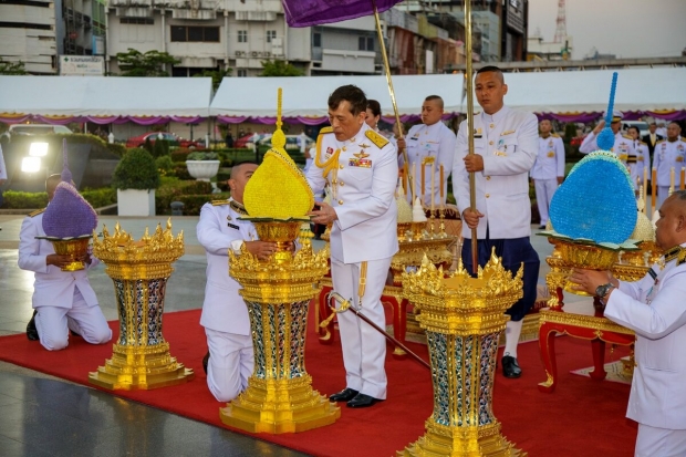 ในหลวง พระราชินี ทรงวางพุ่มดอกไม้ถวายราชสักการะ สมเด็จพระเจ้าตากสินมหาราช