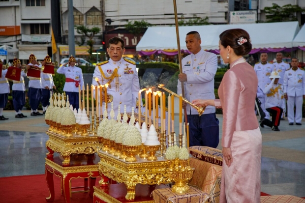 ในหลวง พระราชินี ทรงวางพุ่มดอกไม้ถวายราชสักการะ สมเด็จพระเจ้าตากสินมหาราช