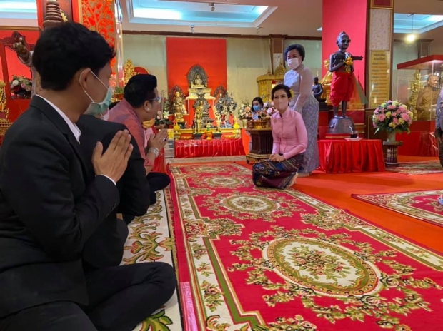  เจ้าคุณพระสินีนาฏ ถวายผ้าไตรพระราชทานของในหลวง วัดยานนาวา