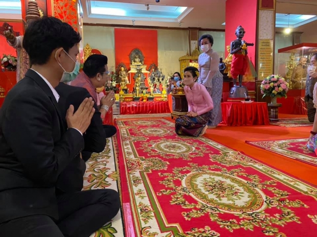  เจ้าคุณพระสินีนาฏ ถวายผ้าไตรพระราชทานของในหลวง วัดยานนาวา