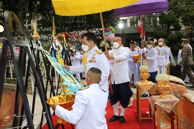 ในหลวง พระราชินี ทรงวางพวงมาลาเนื่องในวันมหิดล เจ้าคุณพระสินีนาฏ โดยเสด็จ