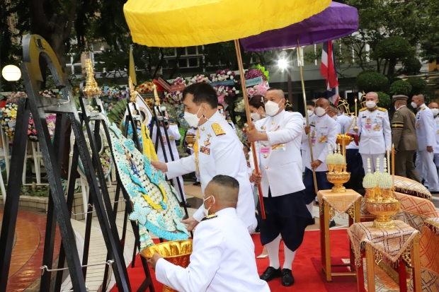 ในหลวง พระราชินี ทรงวางพวงมาลาเนื่องในวันมหิดล เจ้าคุณพระสินีนาฏ โดยเสด็จ