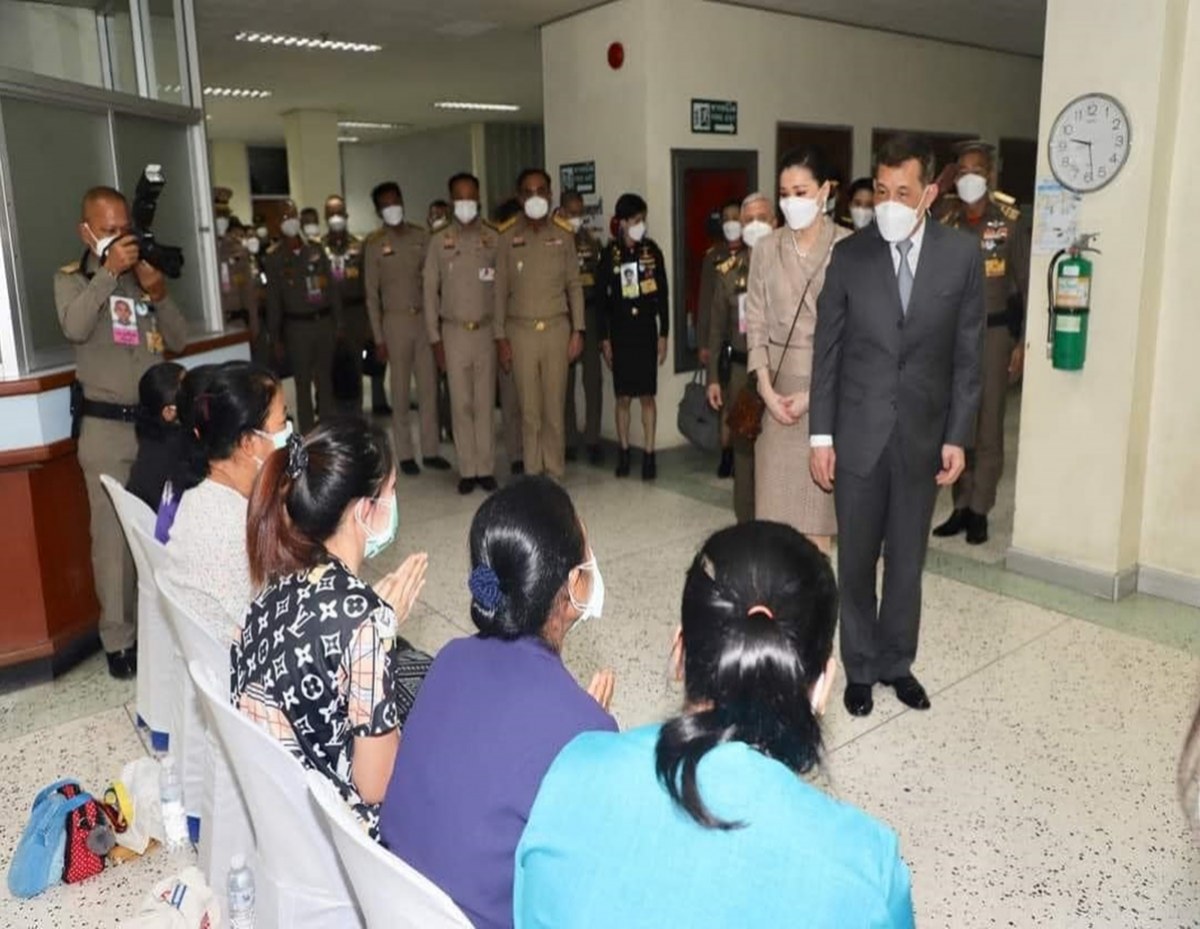 ในหลวง-พระราชินี ทรงเยี่ยมครอบครัวผู้สูญเสีย