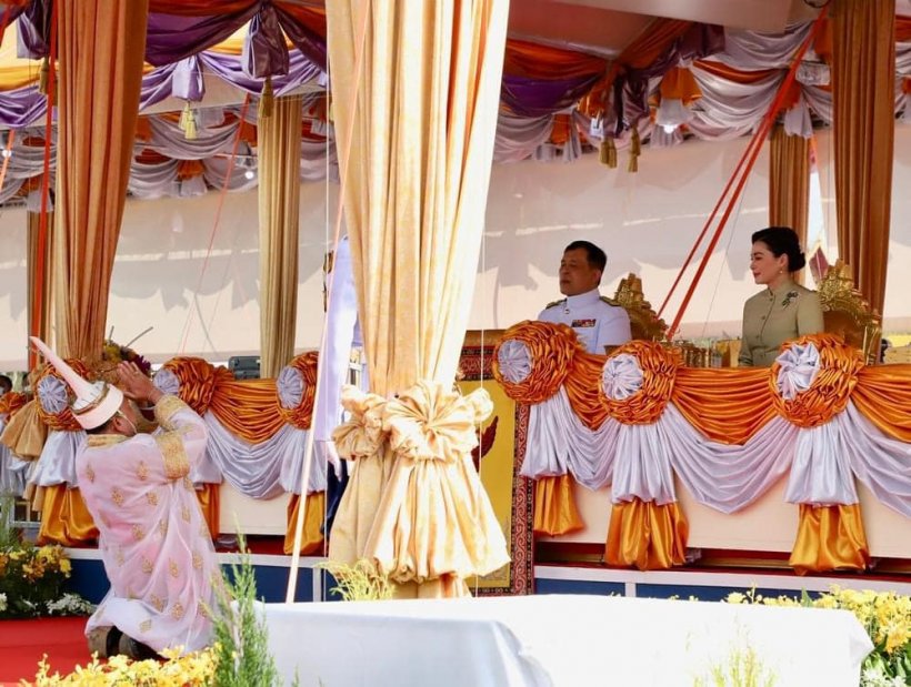 ชมภาพ ในหลวง-พระราชินี เสด็จฯ ไปในการพระราชพิธีพืชมงคล