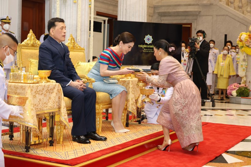 ประมวลภาพ ในหลวง-พระราชินี ทรงเปิดนิทรรศการ “ราชภูษิตาภรณ์สยาม” 