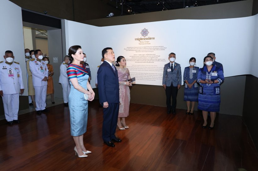 ประมวลภาพ ในหลวง-พระราชินี ทรงเปิดนิทรรศการ “ราชภูษิตาภรณ์สยาม” 