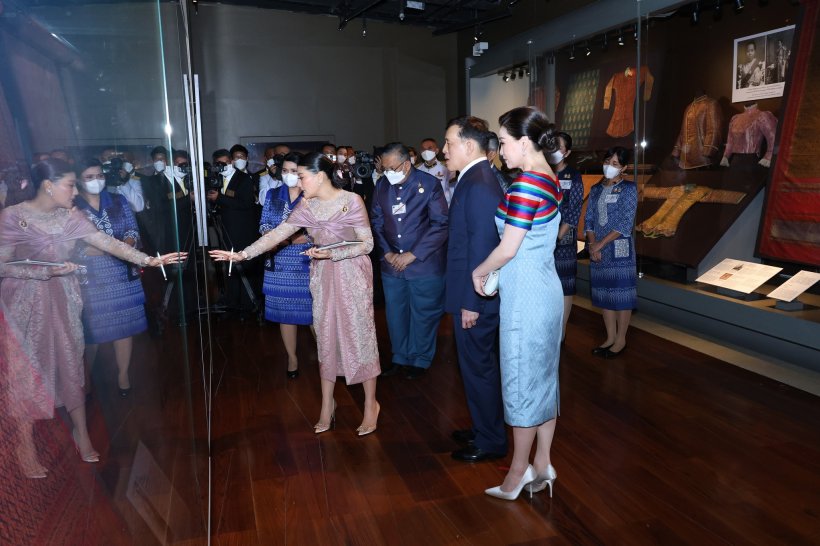 ประมวลภาพ ในหลวง-พระราชินี ทรงเปิดนิทรรศการ “ราชภูษิตาภรณ์สยาม” 